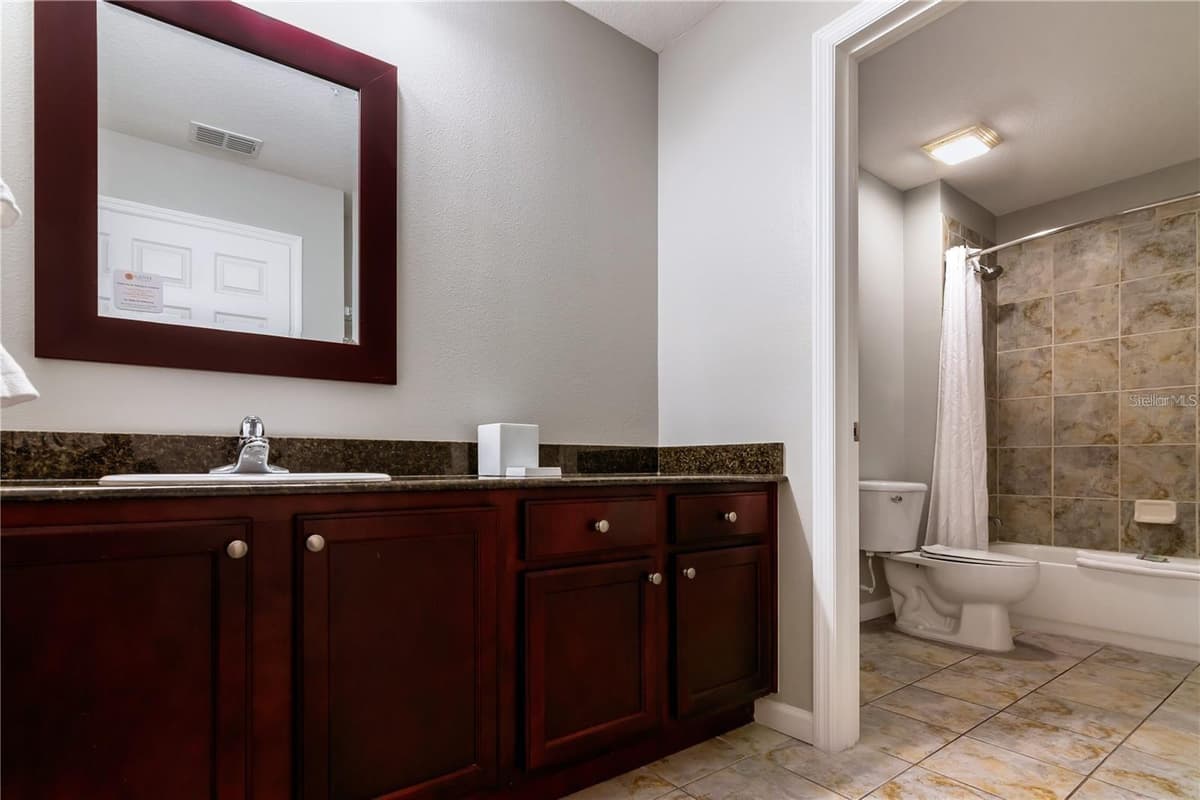 14501 GROVE RESORT AVENUE — photo 14 of 40
