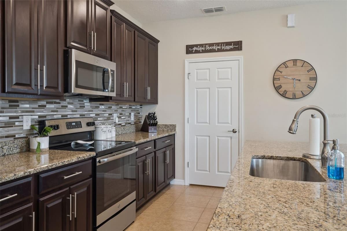 253 SPARROW HAWK DRIVE — photo 15 of 34