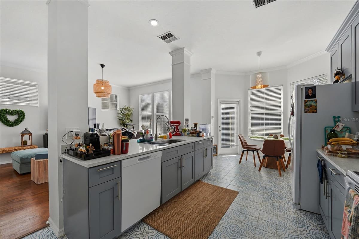 181 LONGVIEW AVE — photo 8 of 37