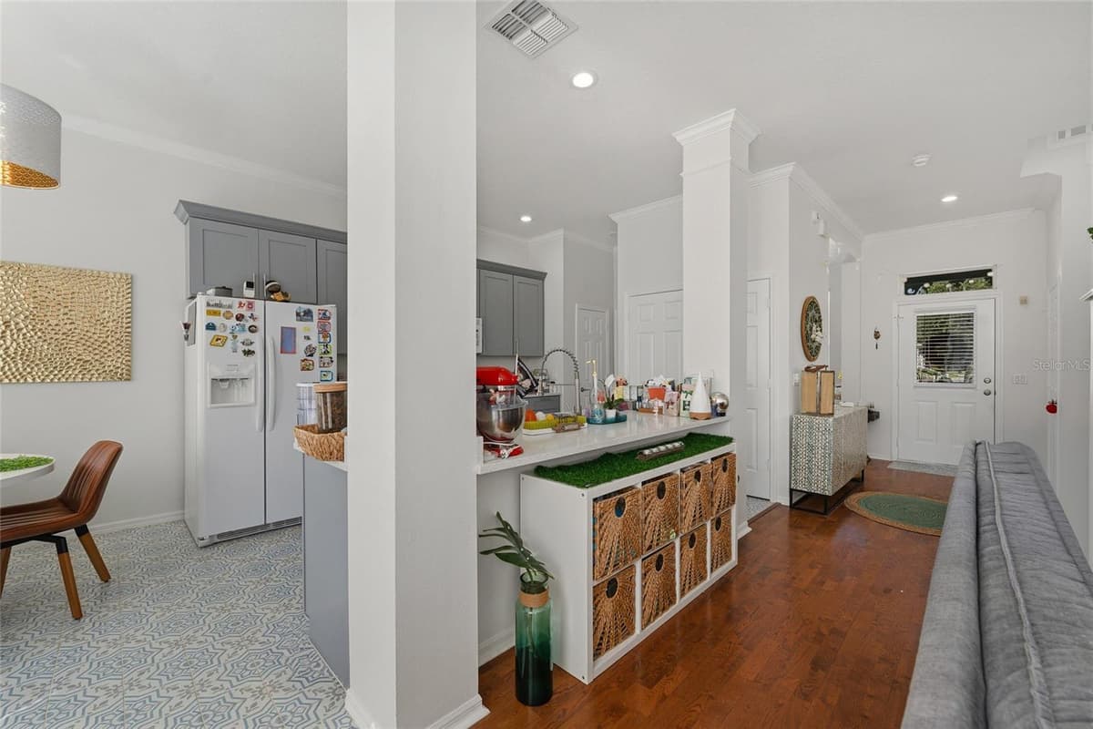 181 LONGVIEW AVE — photo 7 of 37
