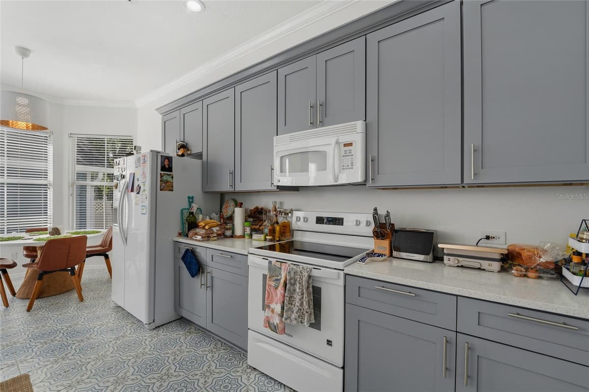 181 LONGVIEW AVE — photo 12 of 37