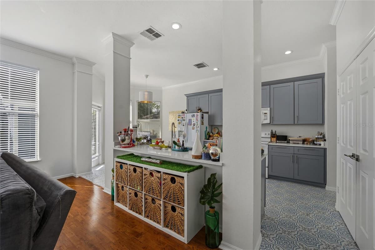 181 LONGVIEW AVE — photo 10 of 37