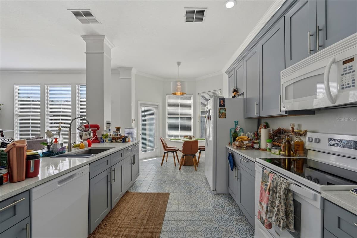 181 LONGVIEW AVE — photo 11 of 37