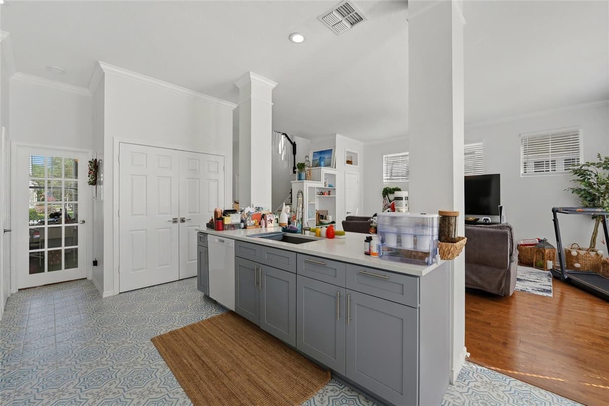 181 LONGVIEW AVE — photo 9 of 37