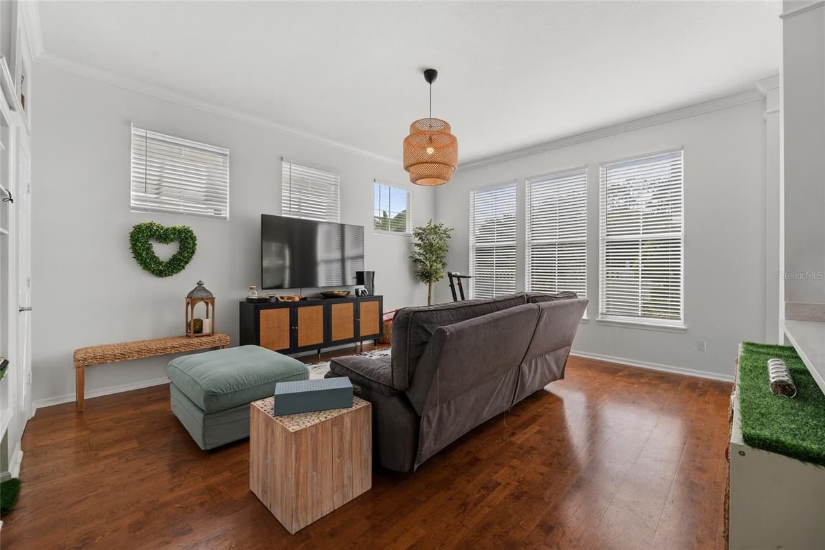 181 LONGVIEW AVE — photo 4 of 37