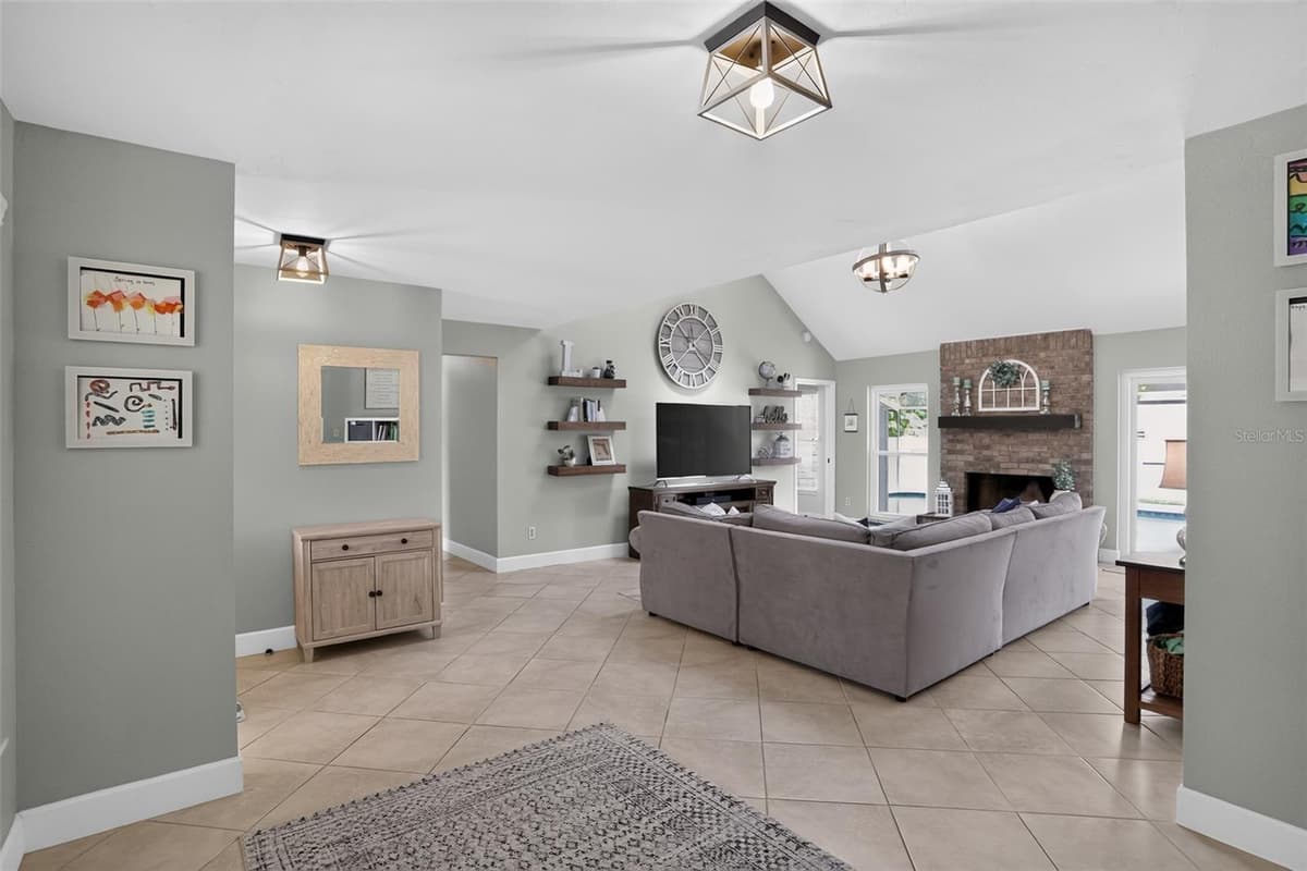 520 ASTRIA STREET — photo 14 of 31
