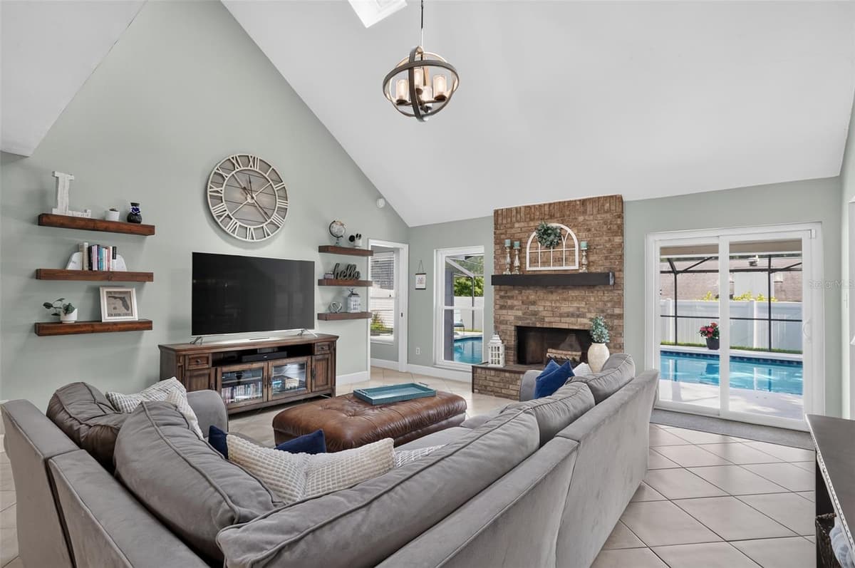 520 ASTRIA STREET — photo 7 of 31