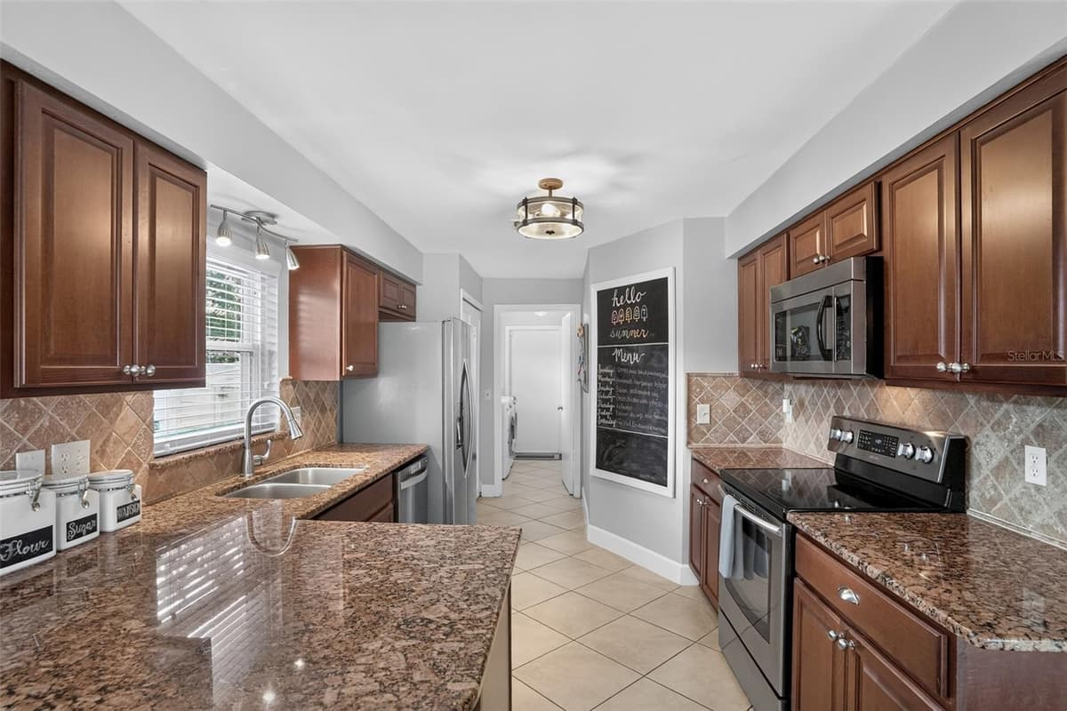 520 ASTRIA STREET — photo 18 of 31