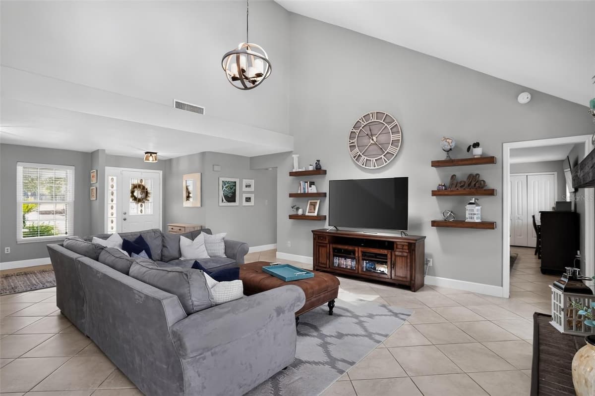 520 ASTRIA STREET — photo 12 of 31