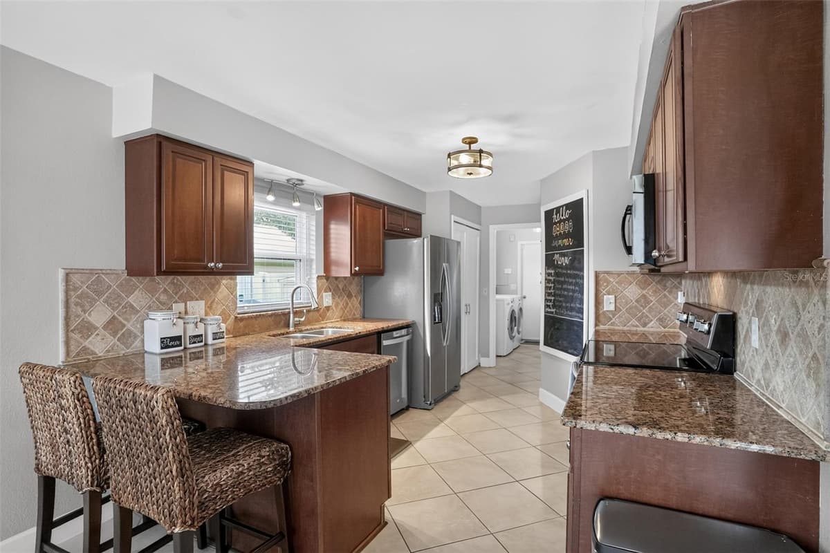 520 ASTRIA STREET — photo 16 of 31