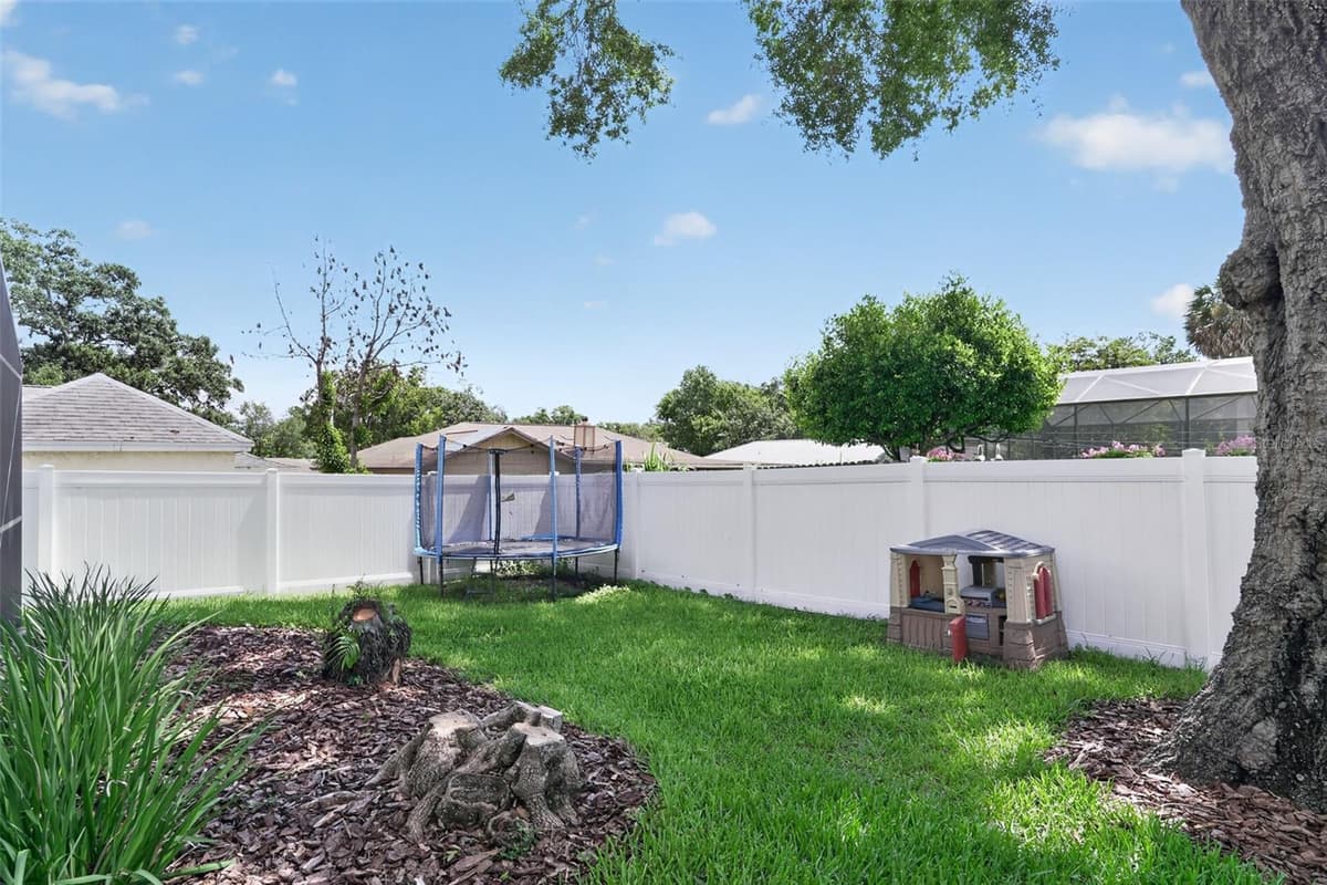 520 ASTRIA STREET — photo 11 of 31