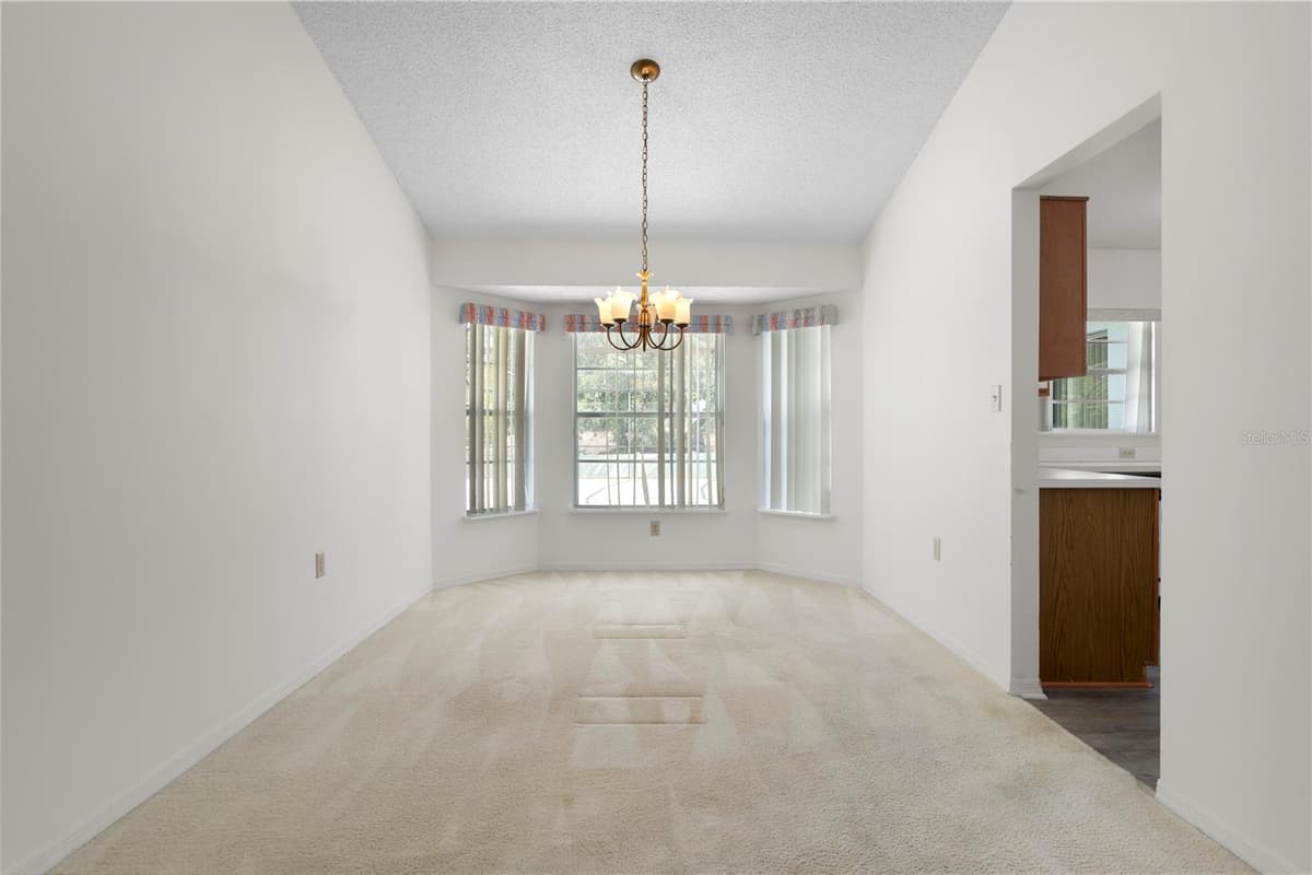 6828 WOODGRAIN COURT — photo 9 of 33