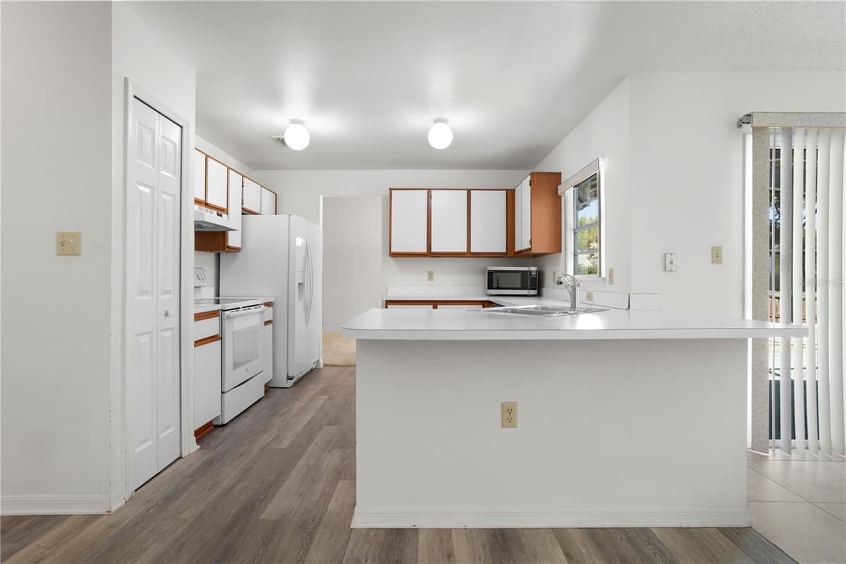 6828 WOODGRAIN COURT — photo 11 of 33