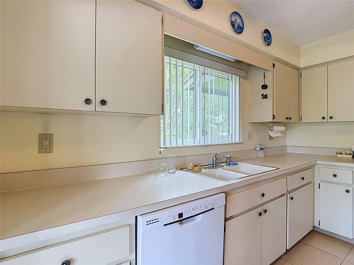 13010 WEDGEWOOD WAY — photo 9 of 81