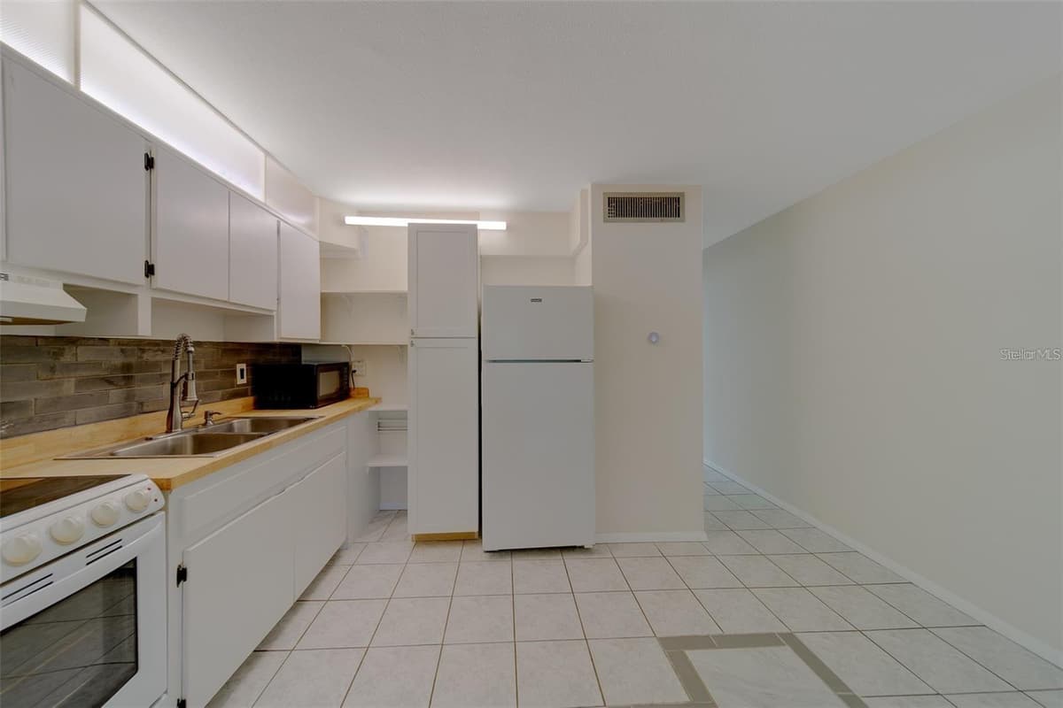 2500 HARN BOULEVARD — photo 6 of 20