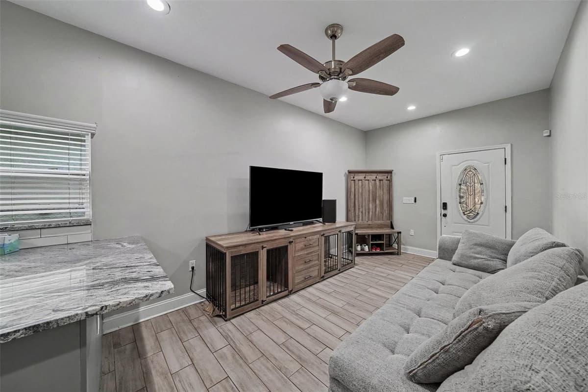 2341 CHESTNUT STREET — photo 2 of 15