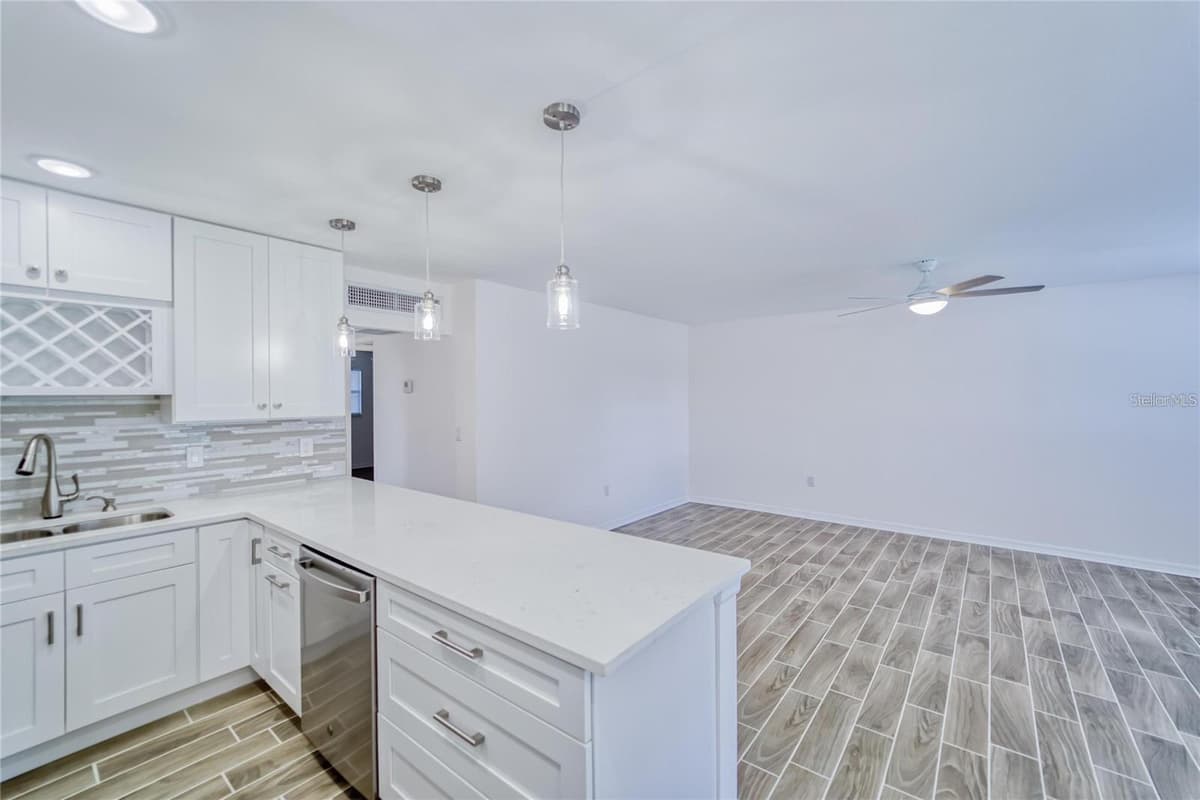 202 BEDFORD TRAIL — photo 5 of 37