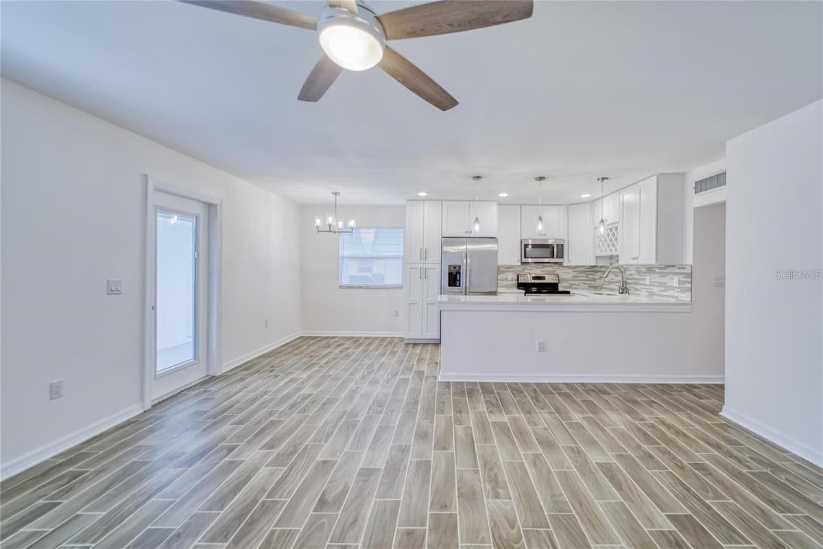 202 BEDFORD TRAIL — photo 3 of 37