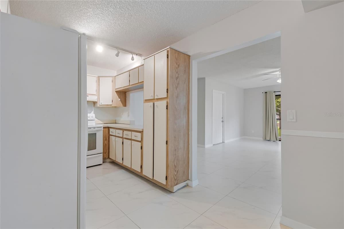8201 SUN SPRING CIRCLE — photo 13 of 48