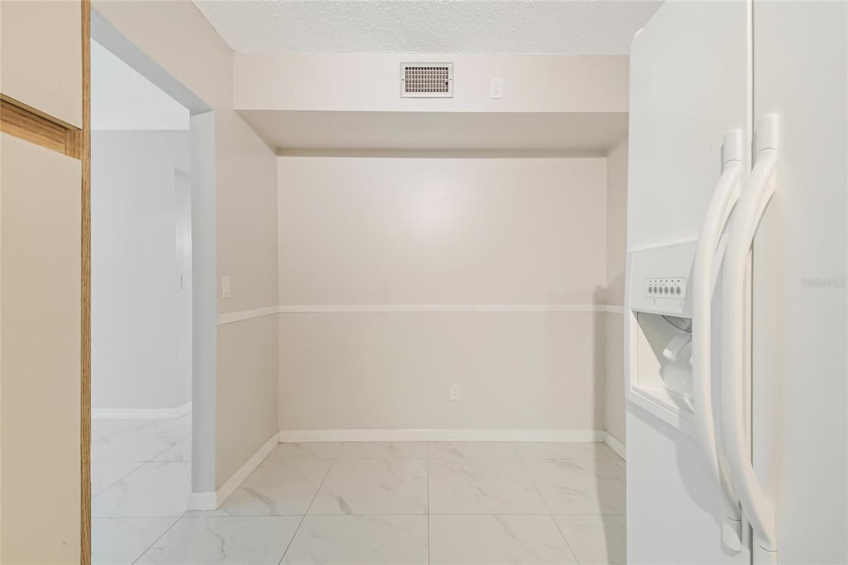 8201 SUN SPRING CIRCLE — photo 17 of 48