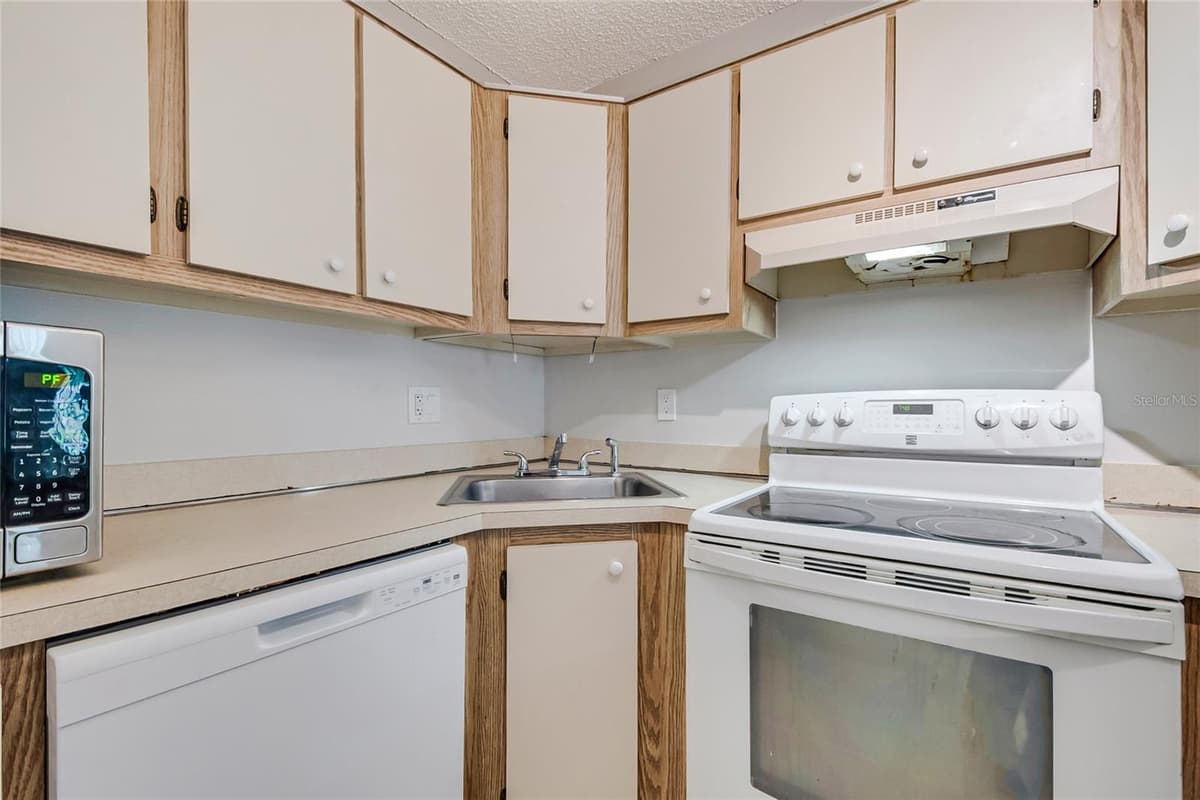 8201 SUN SPRING CIRCLE — photo 15 of 48