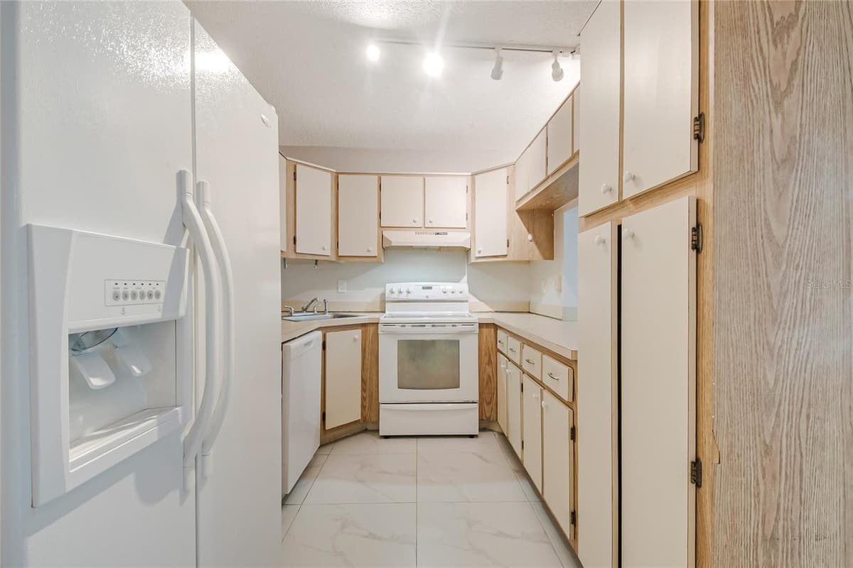 8201 SUN SPRING CIRCLE — photo 14 of 48