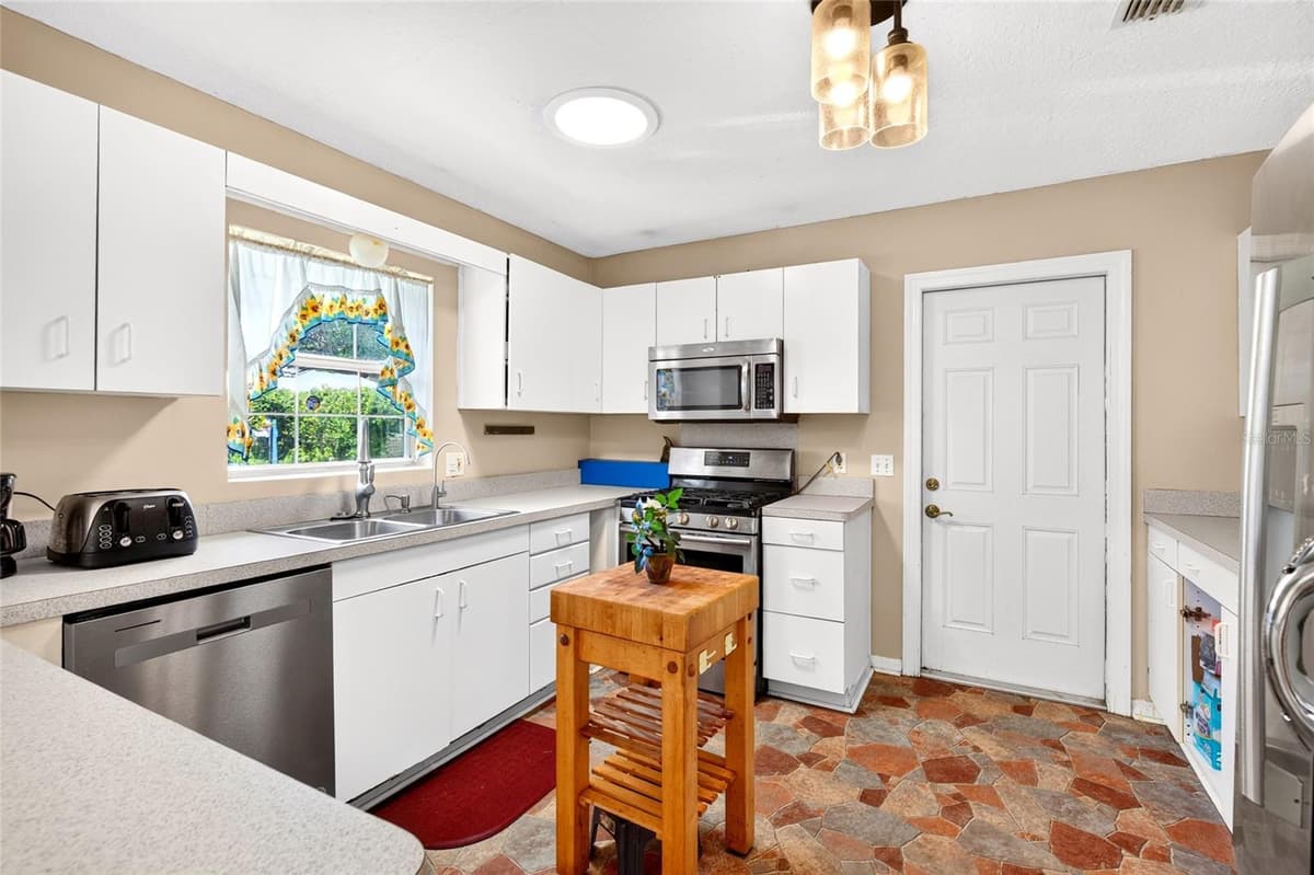 20934 THIRD AVENUE — photo 15 of 43