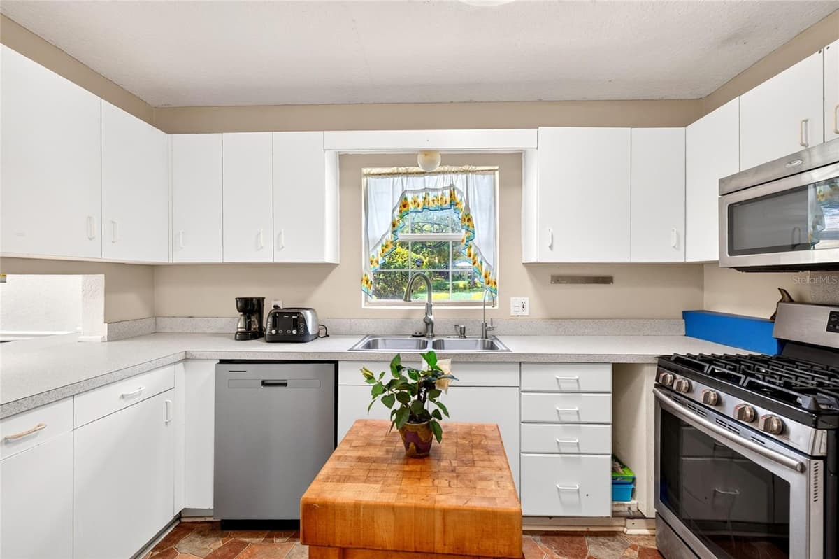 20934 THIRD AVENUE — photo 17 of 43