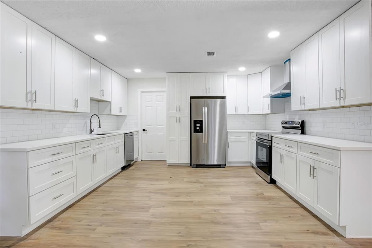 1221 FOREST CIRCLE — photo 5 of 21