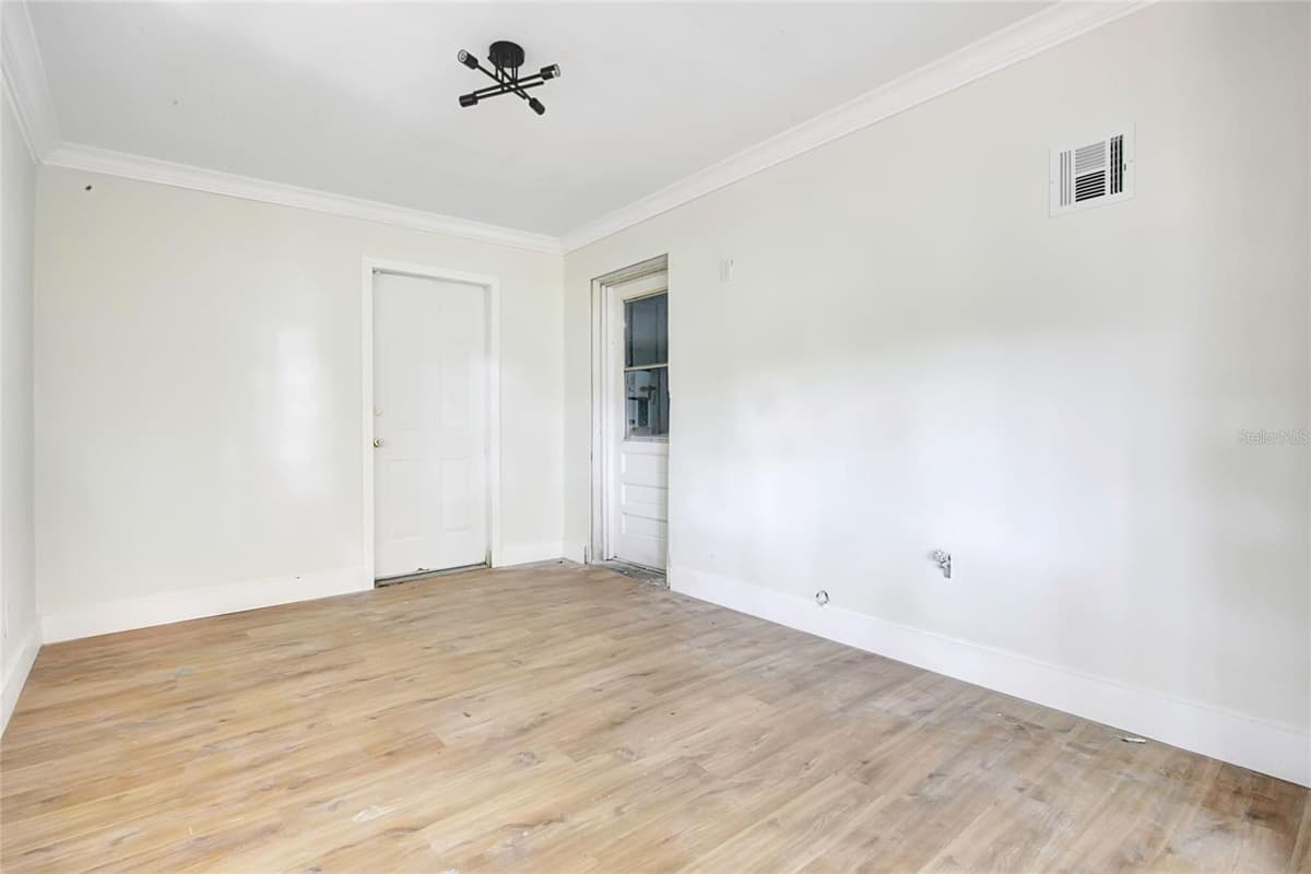 1221 FOREST CIRCLE — photo 9 of 21