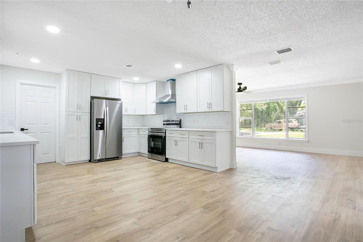 1221 FOREST CIRCLE — photo 6 of 21
