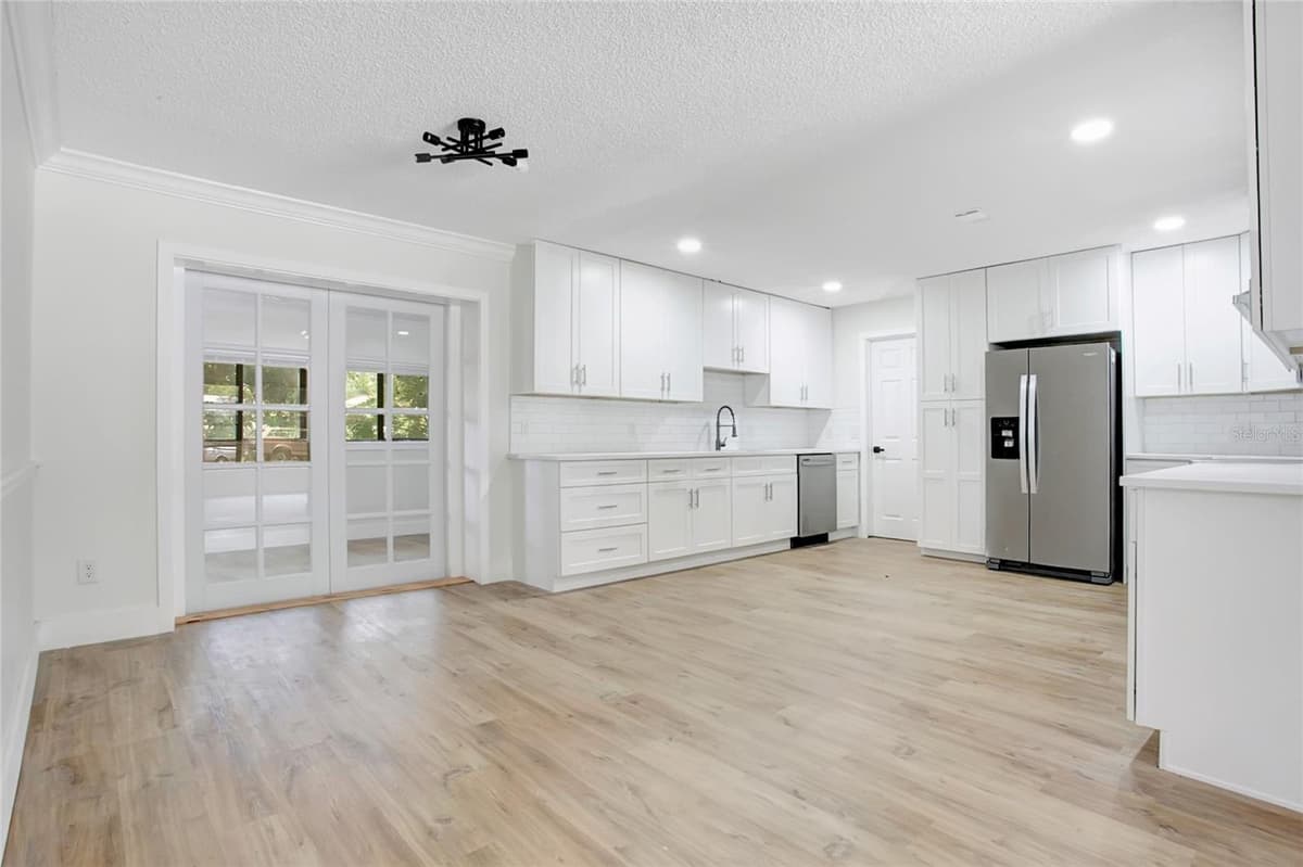 1221 FOREST CIRCLE — photo 4 of 21