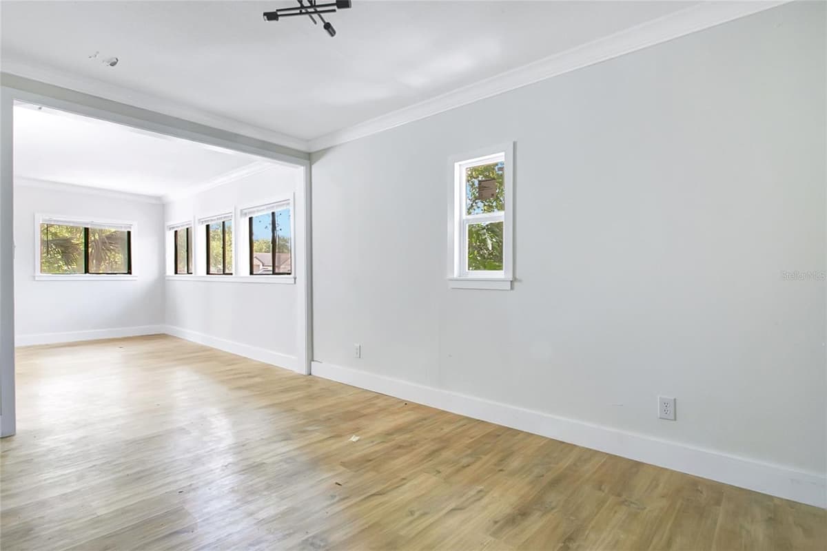 1221 FOREST CIRCLE — photo 10 of 21