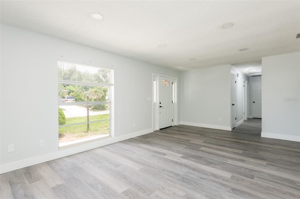 902 SHANGRI LA DRIVE — photo 3 of 30