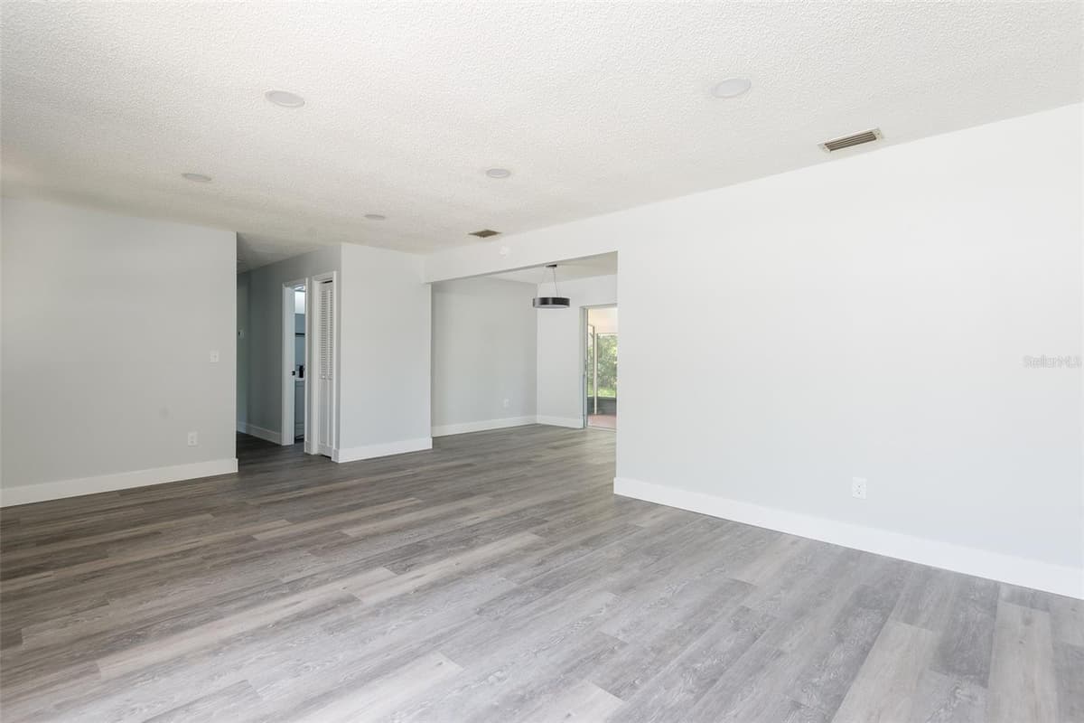 902 SHANGRI LA DRIVE — photo 5 of 30