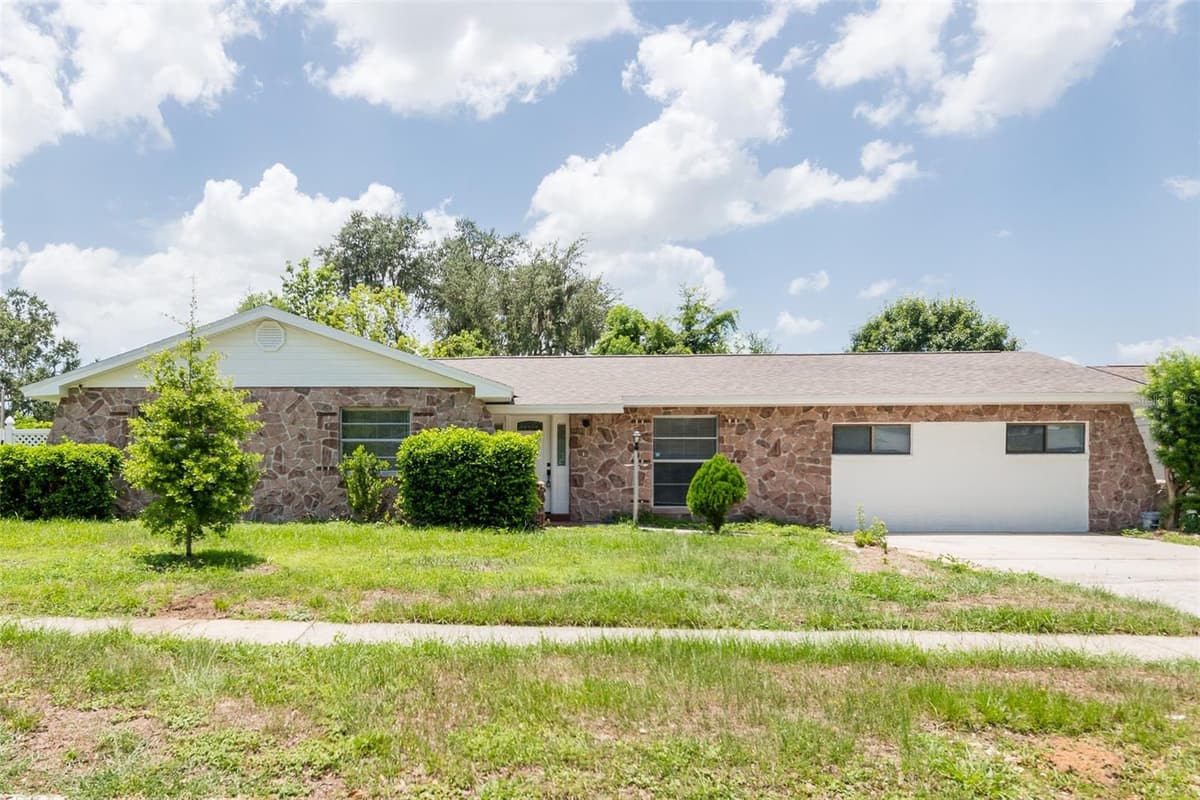 902 SHANGRI LA DRIVE — photo 1 of 30