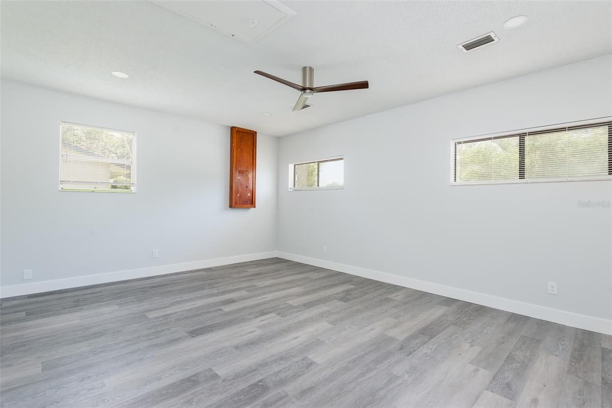 902 SHANGRI LA DRIVE — photo 8 of 30