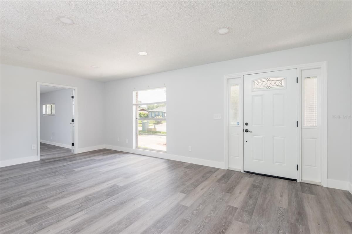 902 SHANGRI LA DRIVE — photo 2 of 30