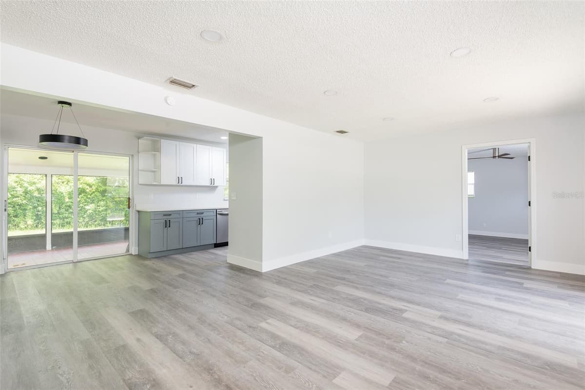 902 SHANGRI LA DRIVE — photo 4 of 30