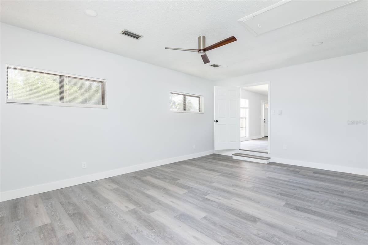 902 SHANGRI LA DRIVE — photo 6 of 30