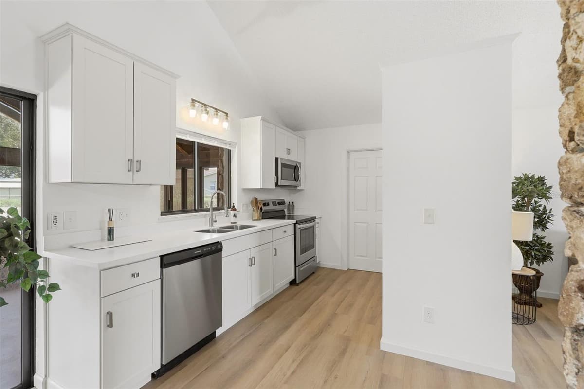 4072 VANET COURT — photo 13 of 38