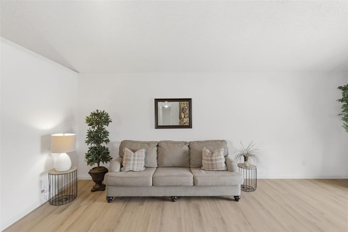 4072 VANET COURT — photo 11 of 38