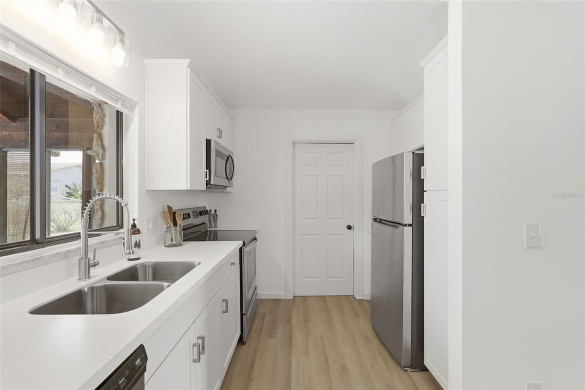 4072 VANET COURT — photo 14 of 38