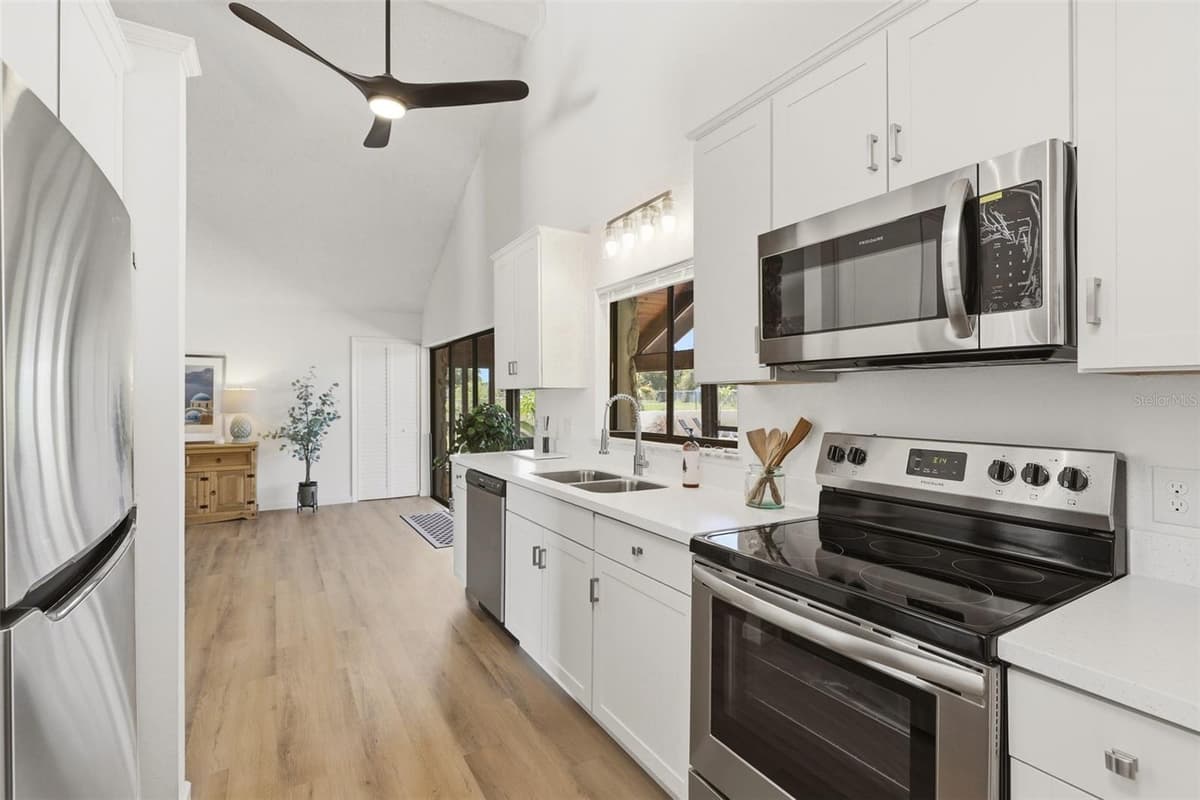 4072 VANET COURT — photo 15 of 38