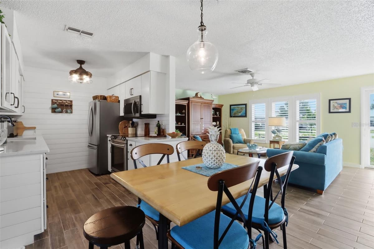 510 CIRCLEWOOD DRIVE — photo 7 of 19