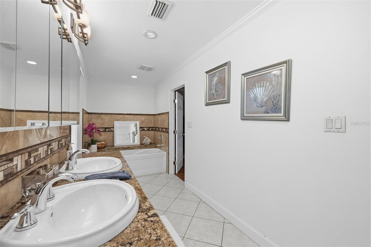 176 MAPLE AVENUE — photo 22 of 40