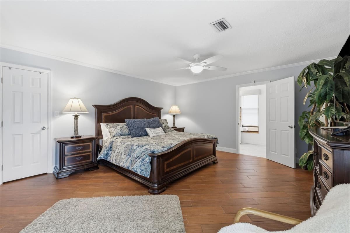 176 MAPLE AVENUE — photo 17 of 40