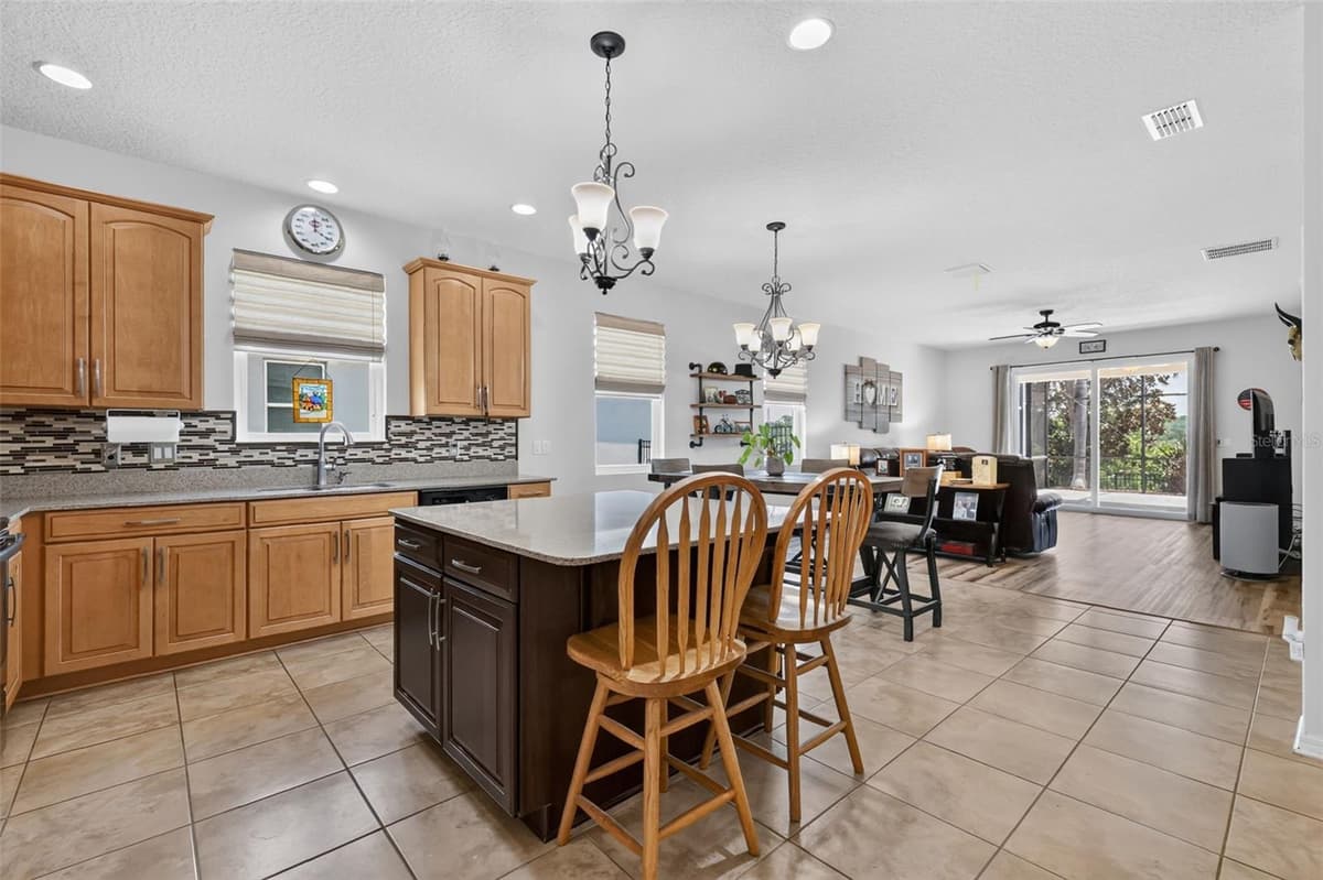 3115 ZANDER DRIVE — photo 8 of 41