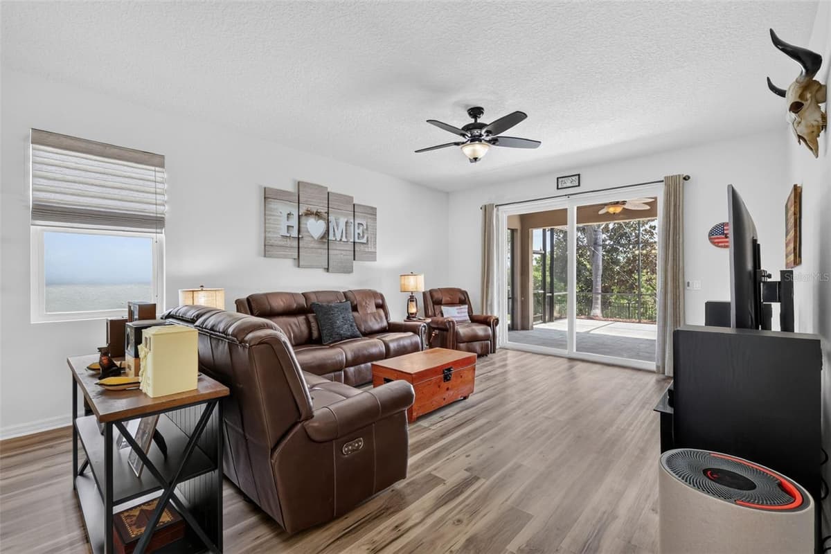 3115 ZANDER DRIVE — photo 14 of 41