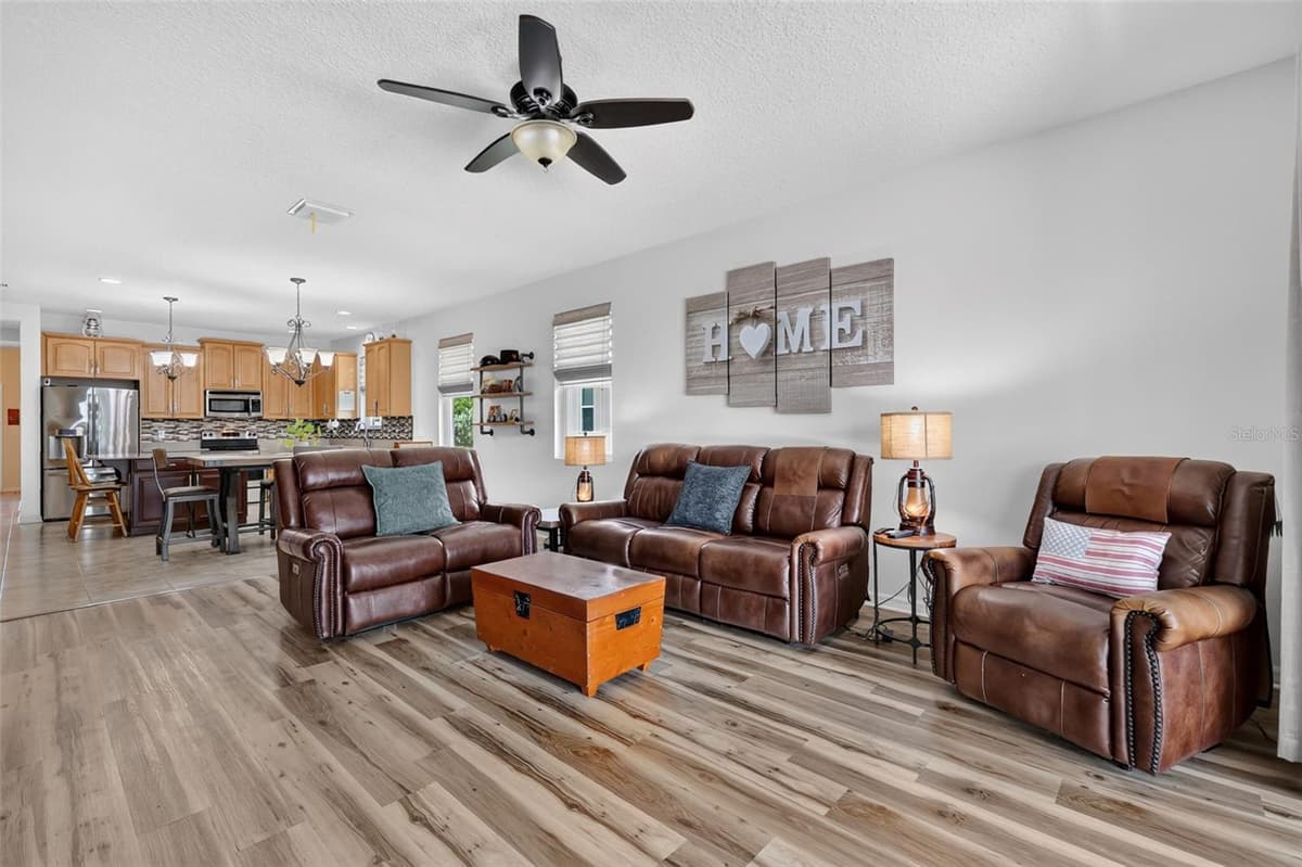 3115 ZANDER DRIVE — photo 15 of 41